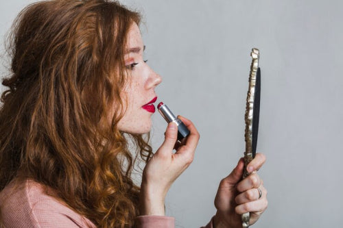 Why Luxury Lipstick Lines Are Moving Away From Synthetic Dyes and Heavy Metals
